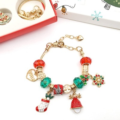 Pulseira dourada com contas coloridas e pingentes de Natal