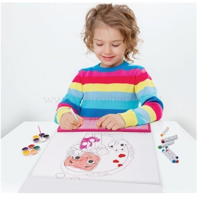 Criança a desenhar e colorir num papel com materiais de pintura coloridos numa mesa branca