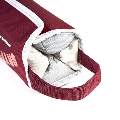 Bolsa bordô com alça e interior acolchoado cinzento e bege