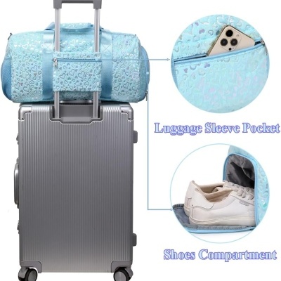 Mala rígida cinzenta com mala azul-claro com padrão de corações por cima, mostrando bolso e compartimento para sapatos