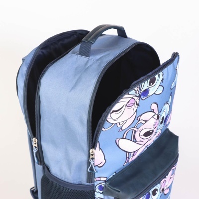 mochila azul com padrão cartoon e bolso frontal