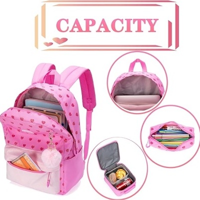 Mochila rosa com padrão de corações vermelhos e vários compartimentos abertos mostrando capacidade