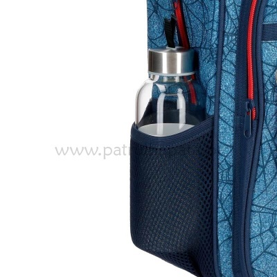 Garrafa de vidro na bolsinha lateral de mochila azul