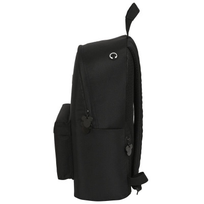 Mochila preta vista de perfil com bolso frontal