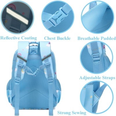 Mochila azul clara com alças ajustáveis e fivela no peito