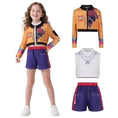 Conjunto infantil com casaco amarelo, t-shirt branca e calções azuis em fundo branco