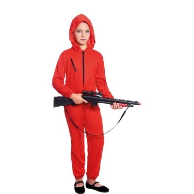 Criança com macacão vermelho e capuz segurando arma de brinquedo preta