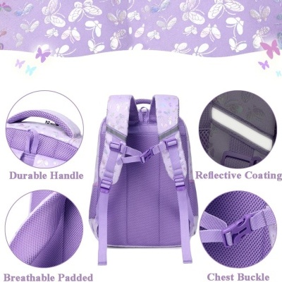 Mochila roxa com alças acolchoadas, pega durável e fecho de peito exibida com fundo decorativo de borboletas