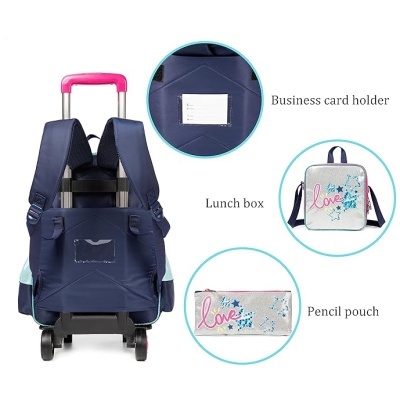 Mochila azul escura com carrinho e acessórios cinza claro com padrão e texto 'love'