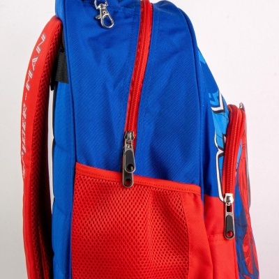 Mochila azul e vermelha vista de lado com bolsos e fechos
