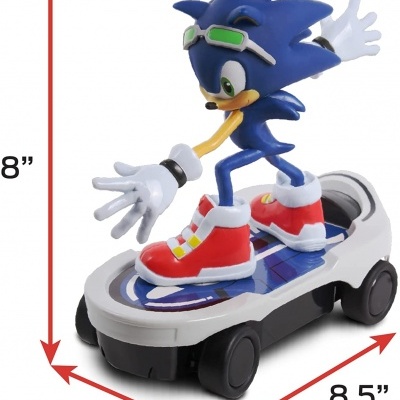 Figura Sonic azul com luvas brancas e sapatilhas vermelhas numa plataforma de rodas branca