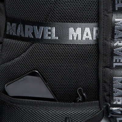 Mochila preta com malha e fita com texto MARVEL e bolso com smartphone