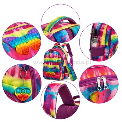 Mochila infantil colorida tie-dye com chaveiro pop it e alças almofadadas