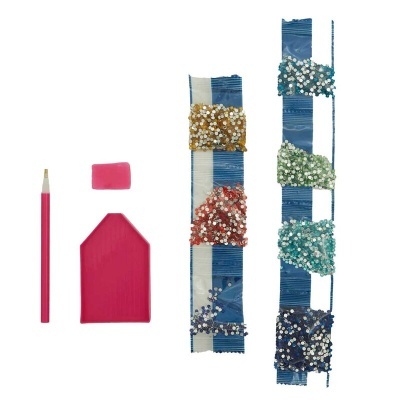 Lápis, borracha e apontador rosa com tubos de miçangas coloridas em embalagens azuis