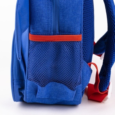 Mochila azul com bolso em rede e detalhes vermelhos