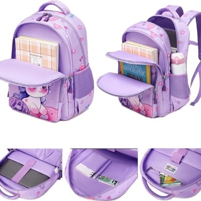 Mochila lilás infantil com padrões de corações rosa e imagem de menina, vários compartimentos e bolsos laterais com livros e cadernos dentro