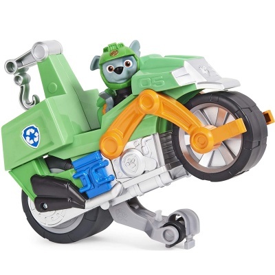 Brinquedo de motorizada verde com personagem cinzenta e capacete verde