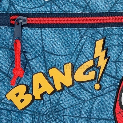 Mochila azul com padrão de teia e texto 'BANG!' amarelo com fecho vermelho