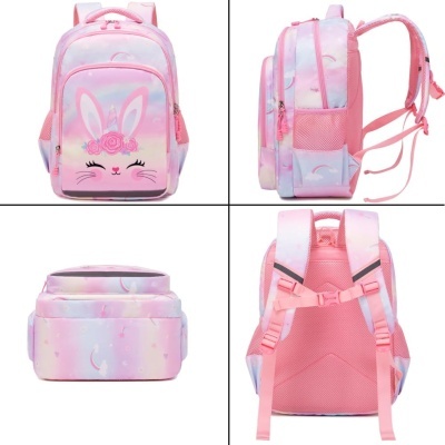 Mochila infantil rosa e lilás com estampa de coelho e nuvens vista de vários ângulos
