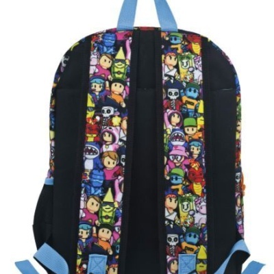 Mochila preta com alças decoradas por personagens coloridos e detalhes azuis