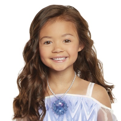 Menina com colar de floco de neve azul e vestido de gelo