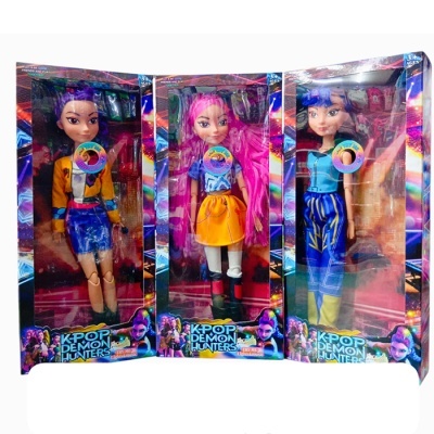 Três bonecas KPOP DEMON HUNTERS em embalagens de plástico coloridas