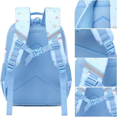 Mochila azul clara com padrão infantil e alças acolchoadas