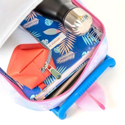 Interior de mochila com garrafa metálica, estojo laranja e caderno azul com folhas e palavra 'welcome'.