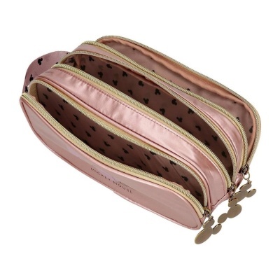 Estojo rosa claro com três compartimentos e interior com padrão de corações pretos