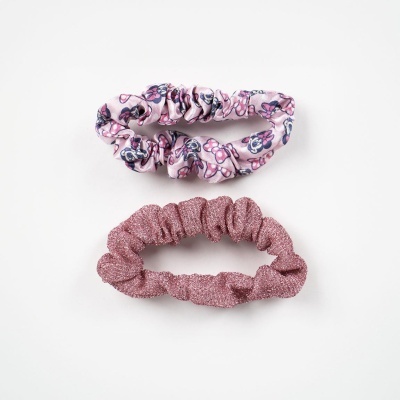 Dois elásticos de cabelo, um floral rosa e outro rosa brilhante