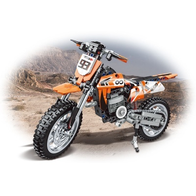 Motocicleta de brinquedo tipo motocross laranja e branco feita de blocos de construção