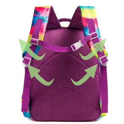 Mochila roxa com alças tie-dye coloridas vista pelas costas