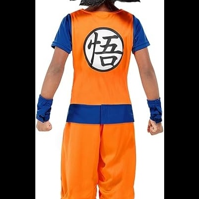 Fato infantil inspirado em Goku de Dragon Ball com roupa laranja e azul e peruca preta espinhosa