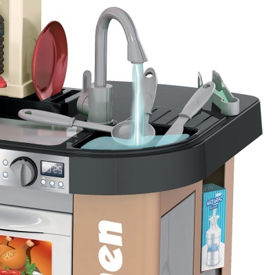 Cozinha de brinquedo infantil com pia, torneira, utensílios e embalagem de leite NATURAL Milk.