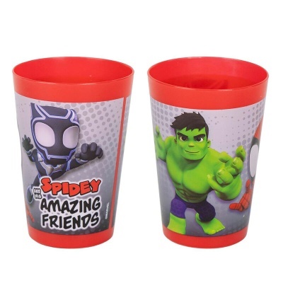 Dois copos vermelhos com personagens animados do Spidey e Hulk