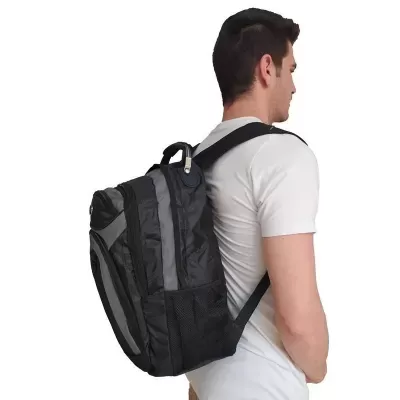 Mochila preta e cinza com bolsos e alças usadas por homem.