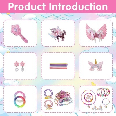 Acessórios infantis coloridos incluindo escova, brinquedo, brincos, elásticos e colares em fundo azul claro com nuvens.