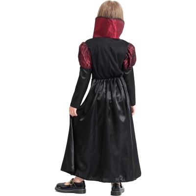 Criança com vestido comprido preto e vermelho vista de costas