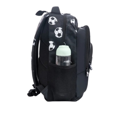 Mochila preta com bolas de futebol e bolso lateral com recipiente transparente