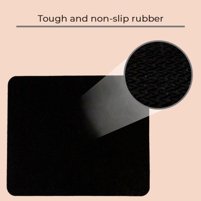Tapete quadrado preto de borracha antiderrapante com textura ampliada e texto explicativo em fundo rosa