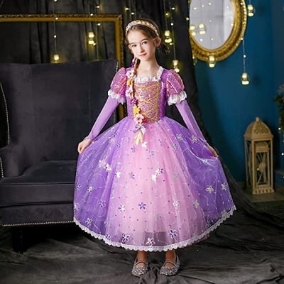Menina vestida com vestido de princesa rosa e roxo com detalhes florais, em ambiente com poltrona preta e espelho oval dourado