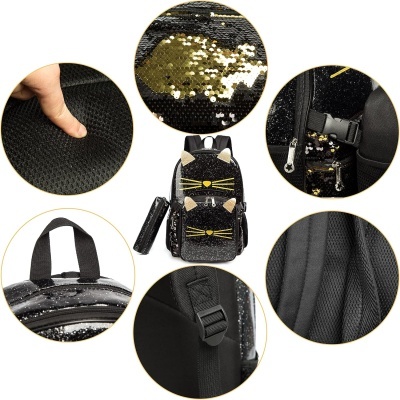 mochila preta com lantejoulas douradas e padrão de gato