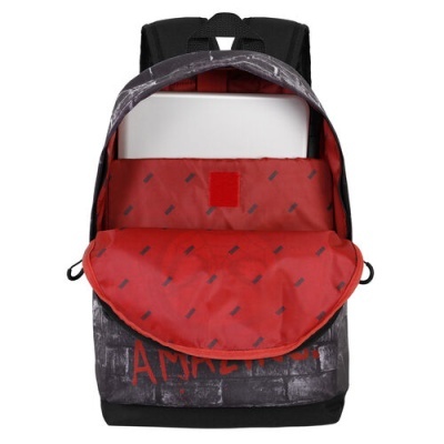 Mochila cinza com interior vermelho e compartimento para laptop