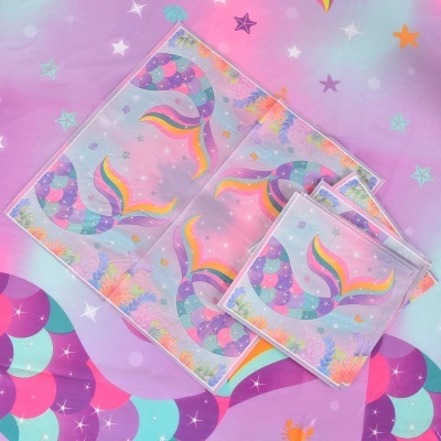 Conjunto de toalhas com padrão de cauda de sereia colorida e fundo lilás com estrelas e conchas