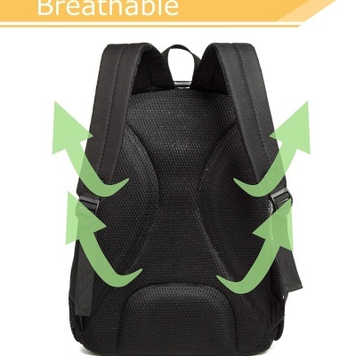 Mochila preta com design respirável e setas verdes de circulação de ar