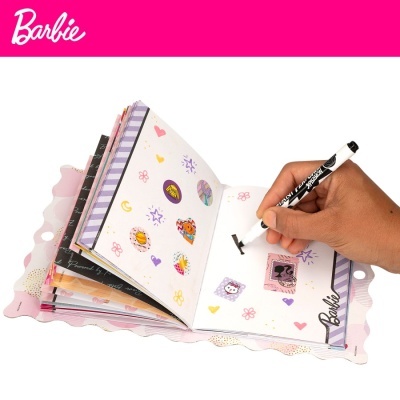 Livro de atividades Barbie com autocolantes e desenhos, mão a desenhar com caneta preta