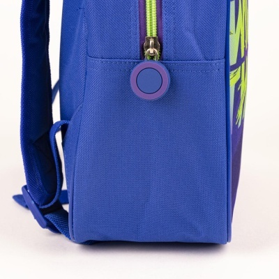 Mochila azul com fecho verde e puxador roxo vista lateral