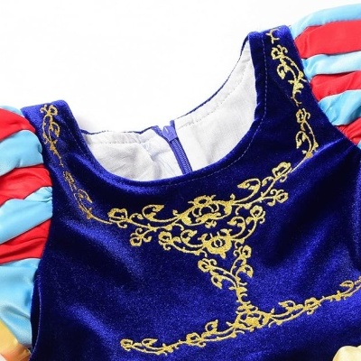 Vestido infantil azul escuro com bordado dourado e mangas azuis e vermelhas