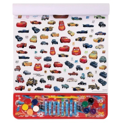 Rolo de desenho com carros coloridos e conjunto de tintas e lápis inspirado no filme Cars