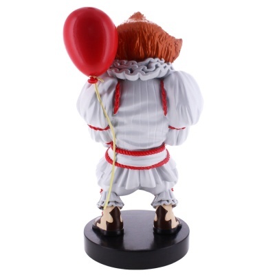 Figura de palhaço com roupa branca e balão vermelho numa base preta